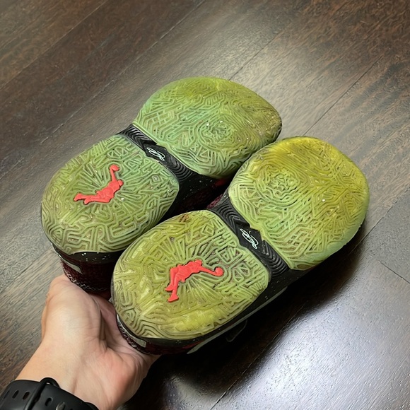 Nike LeBron James sneakers - Picture 4 of 5